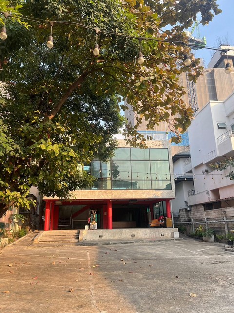 ให้เช่าอาคาร 2.5 ชั้น มีดาดฟ้า 900 ตรม. ย่านห้วยขวาง สุทธิสาร ดินแดง จอดรถ 20 คัน+ ใกล้ตลาดห้วยขวาง เหมาะทำออฟฟิศและร้านอาหาร