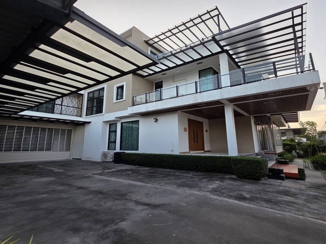 รหัสC7249 ขายบ้านเดี่ยวหลังใหญ่ เนื้อที่เกือบ 300 ตรว. มีลิฟต์ ในซอยสุขุมวิท101 ใกล้ BTS ปุณณวิถี