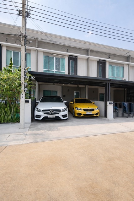 เช่าทาวน์โฮม 2 ชั้น 4นอน รามคำแหง 156-158 บิ๊กซี เคหะร่มเกล้า 1.2 กม.ซอยมิสทีน 2น้ำ  22 ตร.ว. 170 ตร.ม.  จอดรถ 2 คัน เฟอร์ฯครบ