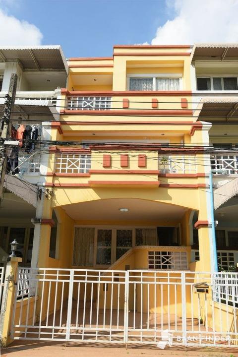 ให้เช่าทาวน์เฮ้าส์ 3 ชั้น 26ตร.วา. อ่อนนุช 35-41 ศรีนครินทร์ MRT คลองกลันตัน 1 กม.ศรีนครินทร์ 18-26  มีเฟอร์ฯครบ 3นอน ธัญญะพาร์ค 1 กม.