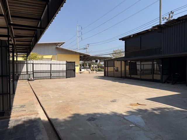 BR 1711 ให้เช่าพื้นที่ 590 ตรม. ติดถนนพัฒนาชนบท 3 ลาดกระบัง  เหมาะสำหรับเปิดร้านค้า ออฟฟิศ โกดัง