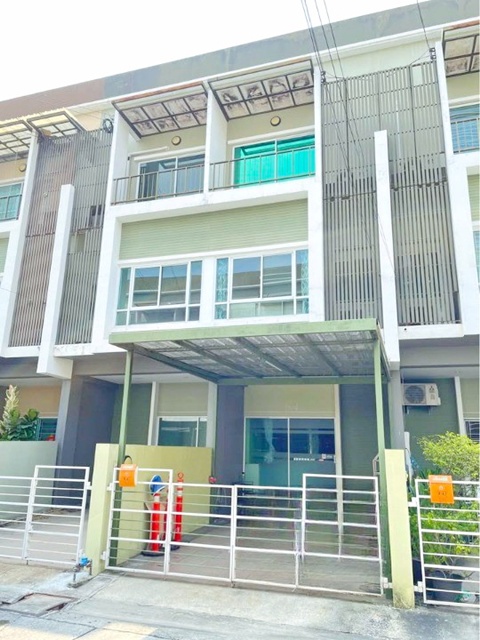 เตรียมอุดมศึกษาน้อมเกล้า MRT สัมมากร 1 กม. ซ.รามคำแหง 140-146 ให้เช่าทาวน์โฮม 3 ชั้น พร้อมเฟอร์ฯ 204 ตร.ม.17 ตร.วา.  3 นอน 3 น้ำ