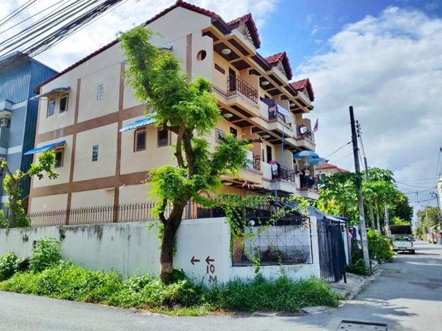 MRT ศรีนุช 2 กม. ซอยอ่อนนุช 36-44 สุขุมวิท77  ทาวน์เฮาส์ 3 ชั้นหลังมุม 4นอน 3 น้ำ BTS อ่อนนุช 4 กม. 36 ตร.ว. 430 ตร.ม.