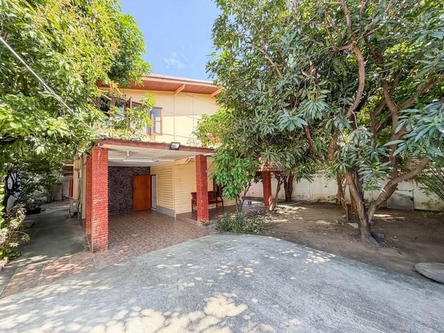 HR 9721 ให้เช่าบ้าน 2 ชั้น 86 ตรว. เอกมัยซอย 10  สุขุมวิท63 บ้านไม้ กลิ่นอายคลาสสิก จอดรถมากถึง 5-6 คันทำเลศักยภาพ