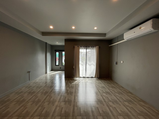 P1581 ขาย ให้เช่า ทาวน์โฮม ลาดพร้าว 124 สไตล์ลอฟท์ ใกล้ MRT มหาดไทย ท่าเรือมหาดไทย เหมาะโฮมออฟฟิศ และพักอาศัย