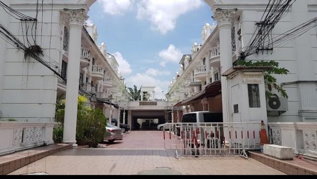 ให้เช่า ทาวน์โฮม 4 ชั้น ทำเลใจกลางทองหล่อ หมู่บ้าน ลีโอคลาสสิค เพลส ทองหล่อ 49 เหมาะสำหรับอยู่อาศัยและทำโฮมออฟฟิศ