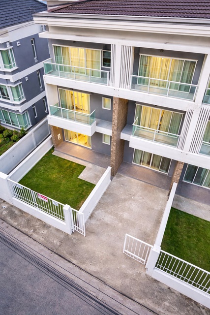 ถ.อ่อนนุช50-54 ใกล้ MRT ศรีนครินทร์38 1.2กม. ทาวน์โฮม 3 ชั้น 3 นอน 4 น้ำ สไตล์โมเดิร์น แต่งครบ 27ตร.ว. 320ตร.ม ซีคอนสแควร์ ศรีนครินทร์