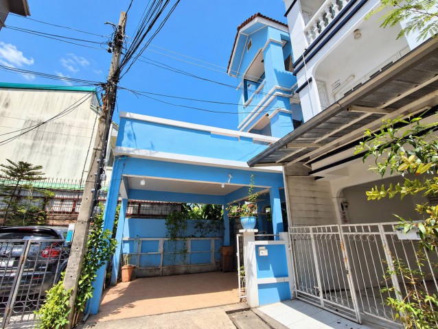 หมู่บ้านเลิศอุบลวัชรพล ซอยร่วมมิตรพัฒนา บางเขน  บ้านหลังริม ราคาพิเศษ คุ้มค่าทำเลศักยภาพ เดินทางสะดวก พร้อมเจรจาต่อรองได้