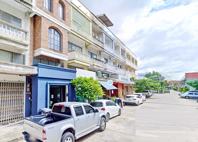 ให้เช่าอาคารพาณิชย์ 3.5 ชั้นปั้ม ติดโรงเบียร์เยอรมันตะวันแดง  3-4นอน 4น้ำ น้ำมันปตท. เลียบด่วนเอกมัย รามอินทรา 28-38