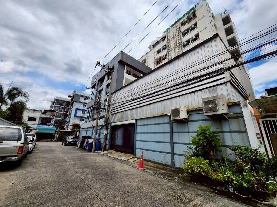 ขายอาคารรามคำแหงซอย4 ตึก 4 ชั้นครึ่ง เนื้อที่ 88 ตร.วา.