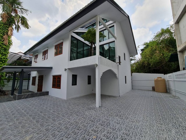 ให้เช่าบ้านเดี่ยว2 ชั้น โชคชัย 4 แยก 30 เหมาะทำออฟฟิศ ใกล้ MRT โชคชัย 4