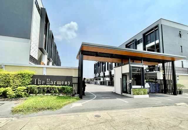 ให้เช่าโฮมออฟฟิศ รามอินทรา 62 โครงการ The Harmony ขนาด 48.1 ตร.ว พื้นที่ใช้สอย 305 ตร.ม. 3 ห้องนอน 4 ห้องน้ำ ใกล้รถไฟฟ้าสายสีชมพู