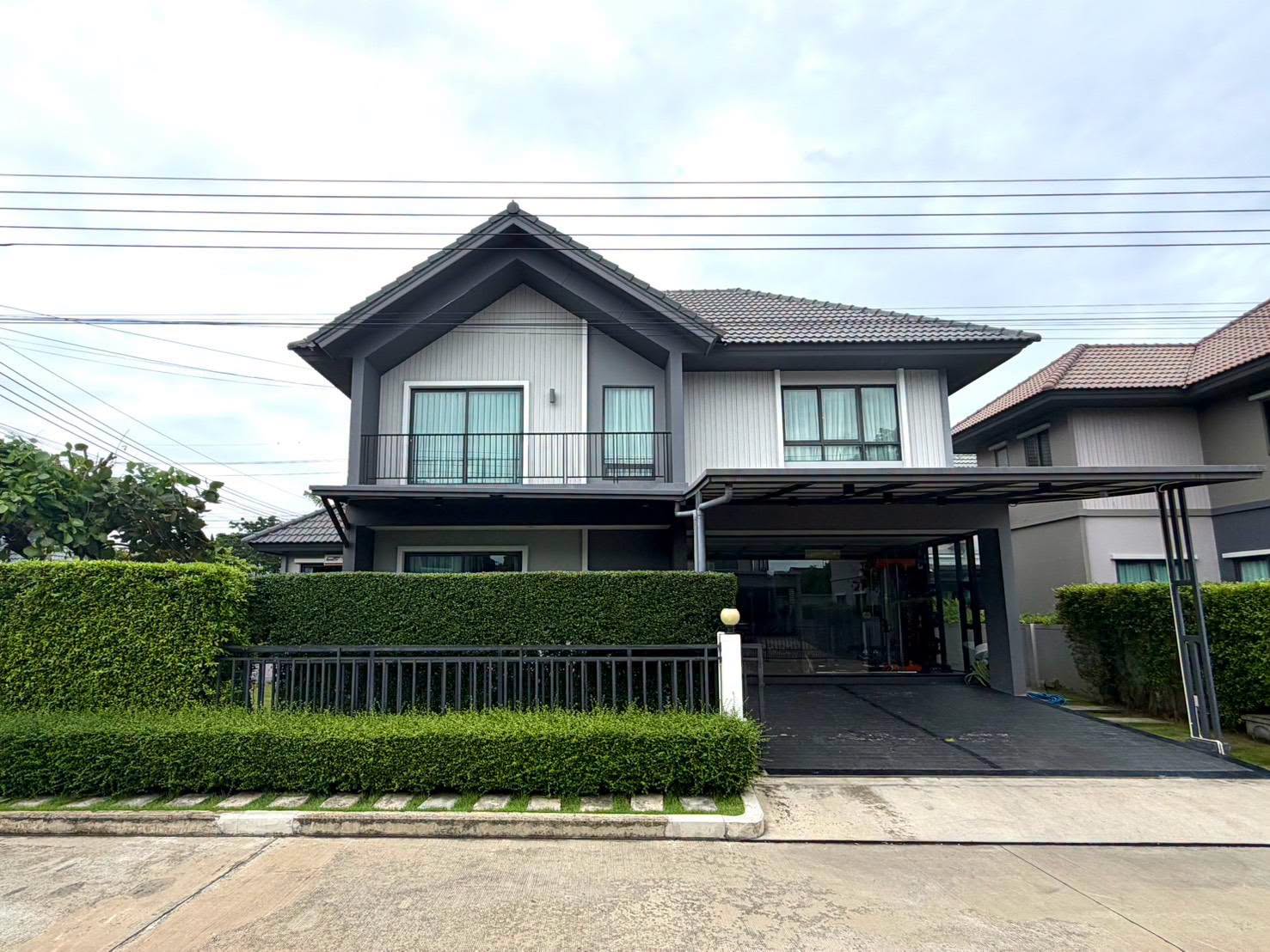 บ้านเดี่ยวให้เช่าพร้อมอยู่เฟอร์นิเจอร์ &amp เครื่องใช้ไฟฟ้าครบมีที่ชาร์จรถยนต์ด้วย