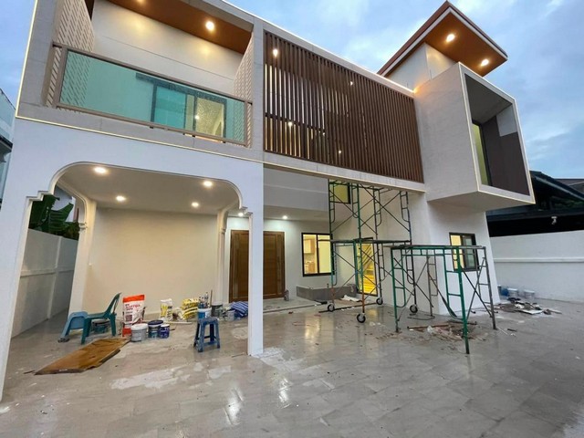 ขายบ้านเดี่ยว 2 ชั้น ย่านลาดพร้าว 87 ใกล้เลียบด่วน CDC รีโนเวทใหม่ทั้งหลัง เหมาะอยู่อาศัย