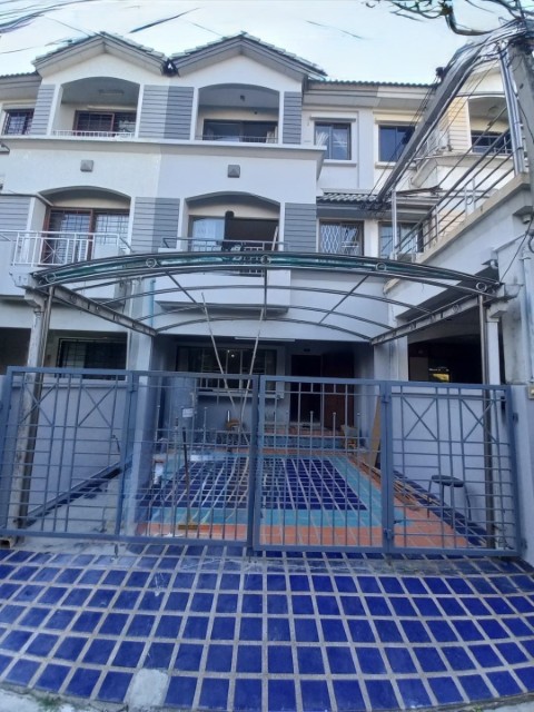 ขาย-ให้เช่าบ้านกลางเมืองพระราม9ซอย43ตกแต่งสวยพร้อมเข้าอยู่มี3นอน3น้ำอยู่หน้าสวนวิวดีไม่บล้อควิว ราคาเช่าเดือนละ30000บาท ใกล้เดอะไนท์พระราม9