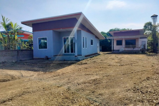 ขาย ที่ดินพร้อมสิ่งปลูกสร้าง บ้านพักอาศัยตึกชั้นเดียว จำนวน 2 หลัง เมืองเชียงราย