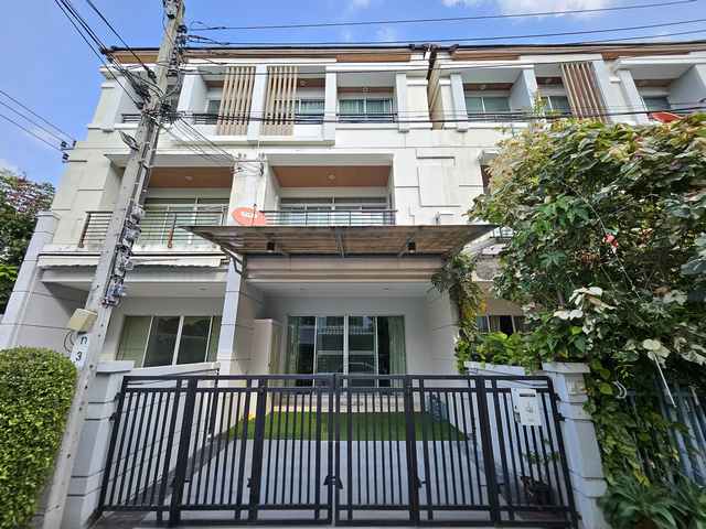 ให้เช่าทาวน์โฮม บ้านกลางเมือง ศรีนครินทร์ เออร์บาเนียน ศรีนครินทร์ 46/1 ขนาด 22 ตร.ว. พื้นที่ใช้สอย 170 ตร.ม. 3 ห้องนอน พร้อมอยู่