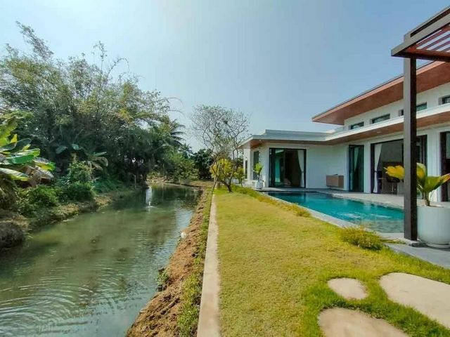 ราคาเพียง 7.9 ล้าน #พูลวิลล่าริมน้ำ #สารภี 159.8 ตรว. ใหม่เอี่ยม พูลวิลล่าชั้นเดียว #สไตล์โมเดิร์น บรรยกาศดี เงียบสงบ