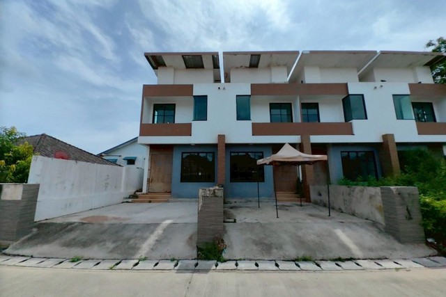 ขายทาวน์เฮ้าส์ 2 ชั้น เมืองระยอง  ถนนสายระยอง-บ้านแลง   เข้าซอยรุ่งเรืองทรัพย์