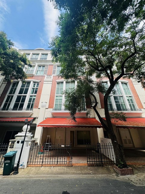 ให้เช่าทาวน์โฮม 4.5 ชั้น 4 ห้องนอน บ้านกลางกรุงทองหล่อ ซอยทองหล่อ14 ใกล้ BTS ทองหล่อ ตรงข้าม J-Avenue