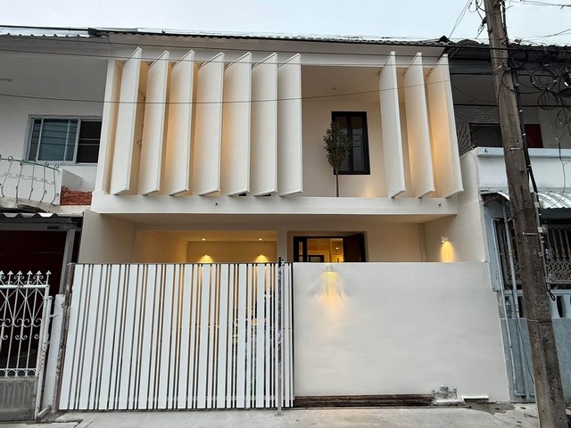 PP538 ขายทาวน์เฮ้าส์ 2 ชั้น ย่านลาดพร้าว 41 ซอยภาวนา สไตล์ Modern Minimal ใกล้รถไฟฟ้า MRT ภาวนา