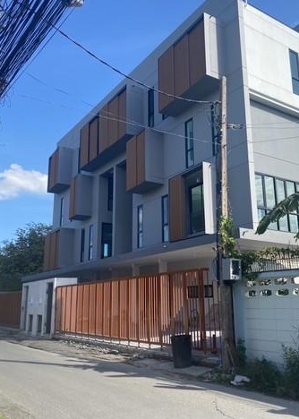 ให้เช่าทาวน์โฮม 3.5ชั้น  ซอยรัชดา32ซอยลาดพร้าว23 ใกล้ศาลรัชดา