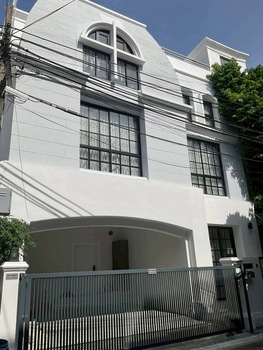 ให้เช่า ทาวน์โฮม 4 ชั้น (Renovateใหม่) ซอยเอกมัย 12 (ซอยเจริญใจ) ใกล้โรงเรียนเอกมัยอินเตอร์ โทร 095-164-2956