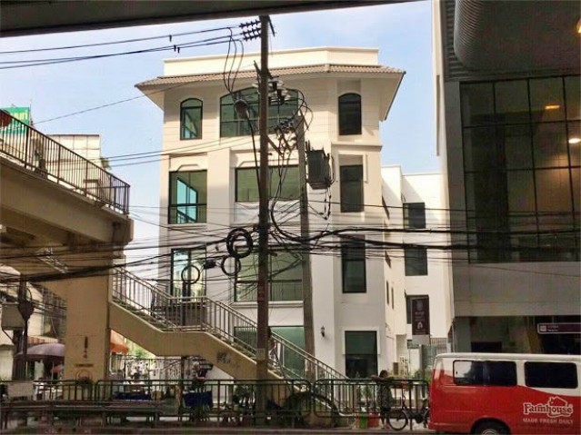 เซ้งร้านสักคิ้ว 120000 บ  ซอยกรุงเทพ-นนทบุรี 25 ติด MRTสถานีบางซ่อน มีที่จอดรถ