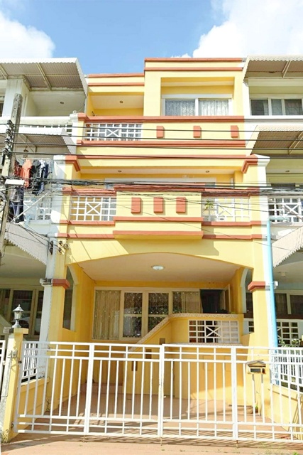 ARL หัวหมาก 900 ม.ทาวน์เฮ้าส์ 3 ชั้น ถูกที่สุดใน3โลก อ่อนนุช 35-41  ศรีนครินทร์20-26 ให้เช่า 3นอน 4 น้ำ  พร้อมเฟอร์ฯ เครื่องใช้ไฟฟ้าครบ