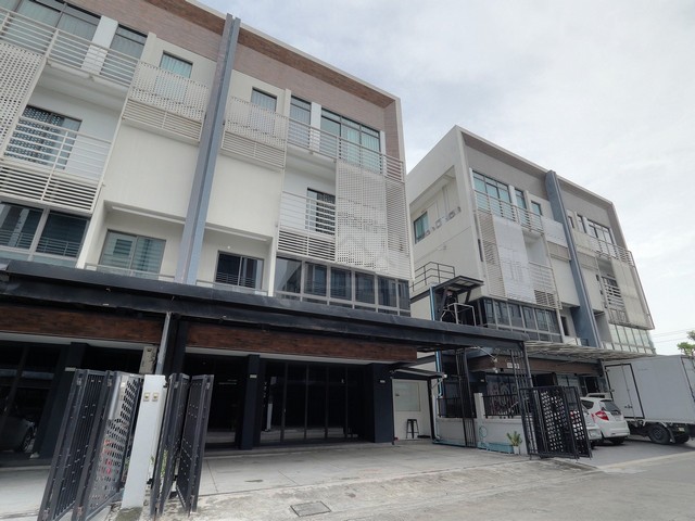 ขายโฮมออฟฟิศสไตล์โมเดิร์น 4ชั้น DISTRICT ดิสทริค เอกมัย-รามอินทรา (รามอินทรา 40) ชุดเฟอร์ ระบบแอร์ ระบบ LAN และ Wi-Fi พร้อมใช้งาน