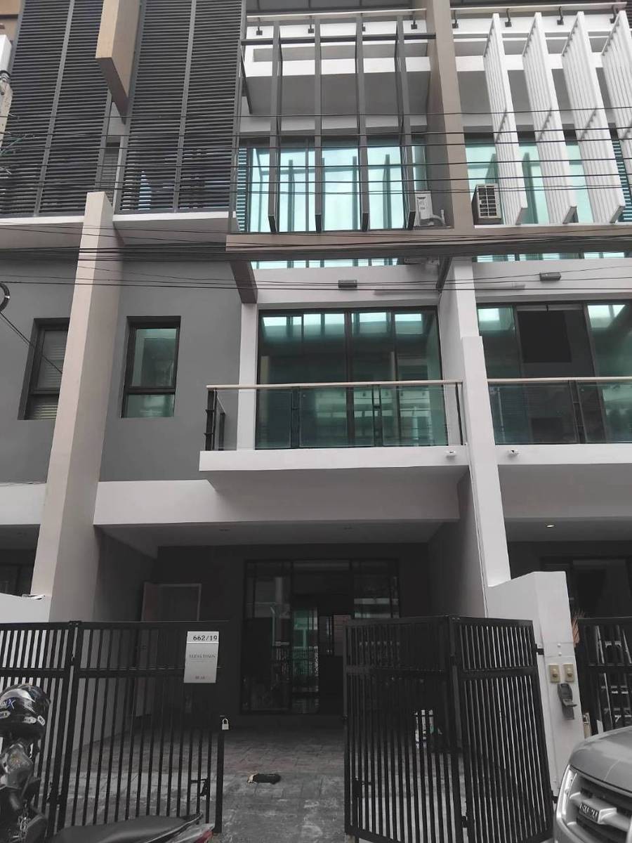 ให้เช่าทาวน์โฮมหรู Bless Town สุขุมวิท 50 4 ชั้น 240 ตร.ม. ใกล้ BTS อ่อนนุช 55000 บาท