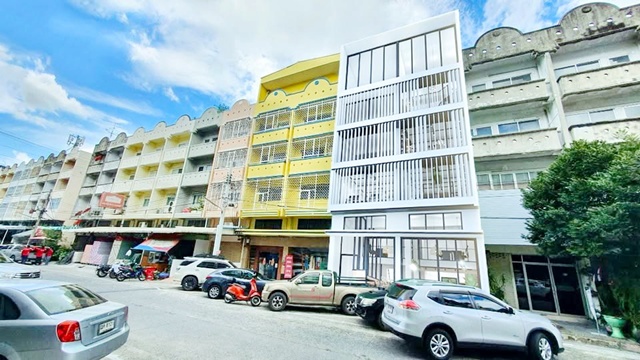 ขนาดใหญ่ 44 ตร.วา. 884 ตร.ม.  2คูหา อาคารโชว์รูม ให้เช่า 5.5ชั้น พร้อมทำธุรกิจ MRTไทรม้า 250ม. 2นอน 2น้ำ ใกล้รพ.พระนั่งเกล้า 1.4 กม.