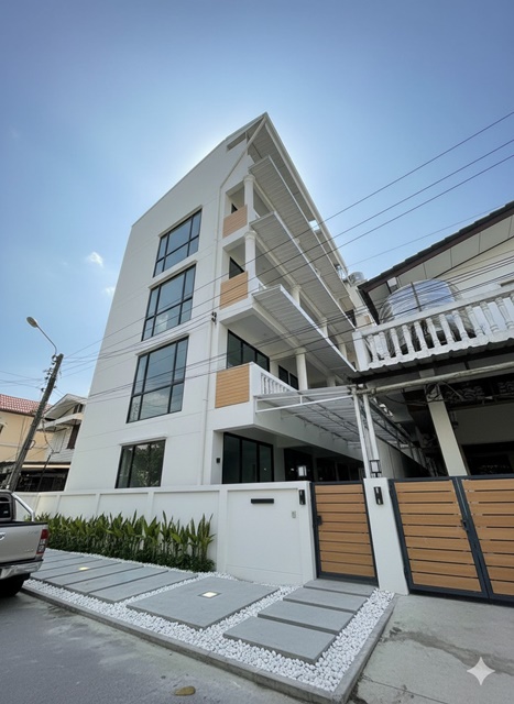 นานาชาติ ม.เกริก 3.0 กม. 24นอน BTSสายหยุด 1.7 กม. แยกสะพานใหม่ รามอินทรา5-21 ขายอพาร์ทเม้นท์  5 ชั้น 40ตร.วา. 600ตร.ม.24น้ำ