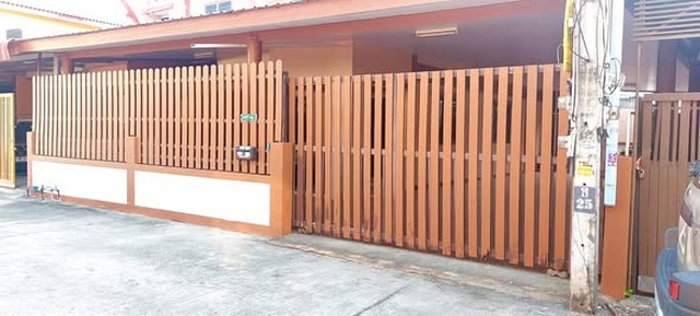 ขายบ้านห้วยกะปิเมืองชลบุรี ขายบ้านแฝด 2 ชั้น หมู่บ้านรุ่งอรุณเนื้อที่ 40 ตารางวา 3 ห้องนอน 2 ห้องน้ำ