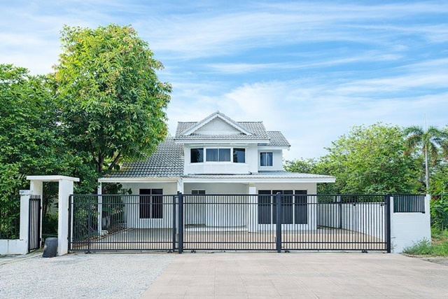 ให้เช่าบ้านเดี่ยว 2 ชั้น หัวมุม ทำเลเด่น ใกล้ MRT สัมมากรเพียง 200 ม. รามคำแหง 110-112 บ้านกว้าง อยู่สบาย เฟอร์นิเจอร์ครบ 2-3 ห้องนอน