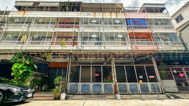 อาคารพาณิชย์ 3.5 ชั้น ลาดพร้าววังหิน 26 เนื้อที่ 24 ตร.วา ราคาถูกมาก - ลาดพร้าว