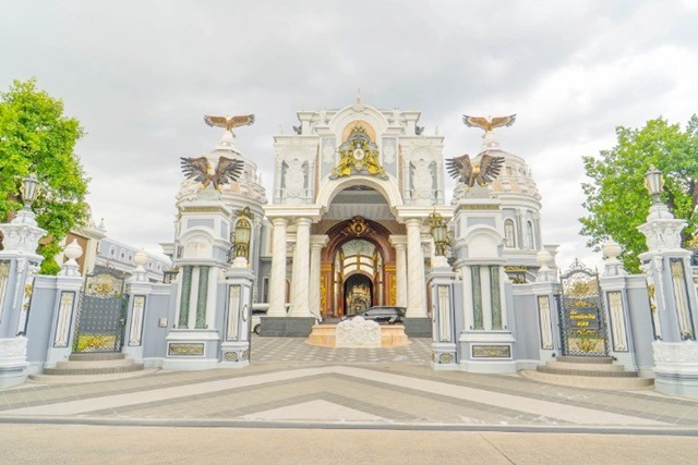 ม.มหิดล ศาลายา 1.7กม. สาย3 รร.นานาชาติ ROISB 3.3 กม.ขายคฤหาส์หลังใหญ่ 3 ชั้น 6นอน พร้อมที่ดิน 2ไร่ 72ตรว 3002 ตร.ม. สไตล์ยุโรป หรูหรา