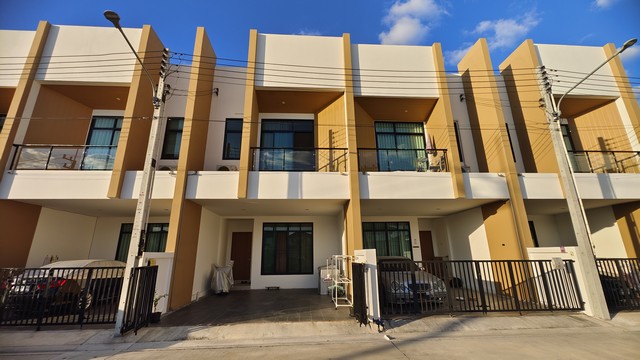 ทาวน์โฮม คราม หนองมน-บางแสน Khram Nongmon-Bangsaen 22 ตรว. 3 นอน 3 น้ำ หน้ากว้าง 5.7 เมตร หน้าบ้านติดพื้นที่ส่วนกลางไม่ชนกับเพื่อนบ้าน