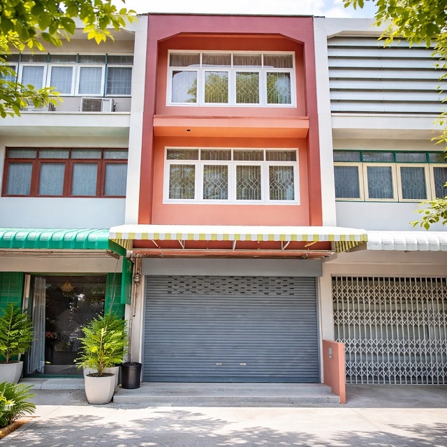 วชิรธรรมสาธิต 37-47  BTS ปุณณวิถี 1.4กม.ให้เช่าอาคารพาณิชย์ 3 ชั้น รีโนเวทใหม่ 2 นอน 2 น้ำ  พื้นที่กว้าง 18 ตร.วา. 200 ตร.ม. สุขุมวิท 62