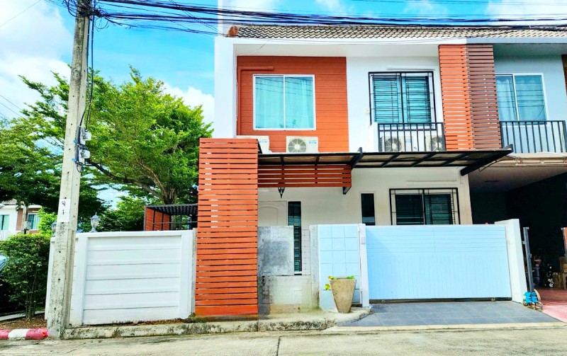 ทาวน์โฮม 2 ชั้น หลังมุม 3 นอน 2 น้ำใกล้วัดลาดปลาเค้า 700 ม.  เดอะคริสตัล เอกมัย-รามอินทรา 900 ม. 28 ตร.ว.224 ตร.ม.  รีโนเวทใหม่ พร้อมเฟอร์ฯ