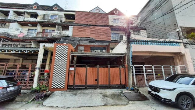 ขายหรือให้เช่าทาวน์เฮ้าส์ 4 ชั้น หมู่บ้านวราธรวิลล์ พัฒนาการ 44 ทำเลดีเข้า-ออกได้หลายทาง ใกล้MRTสถานีกลันตัน