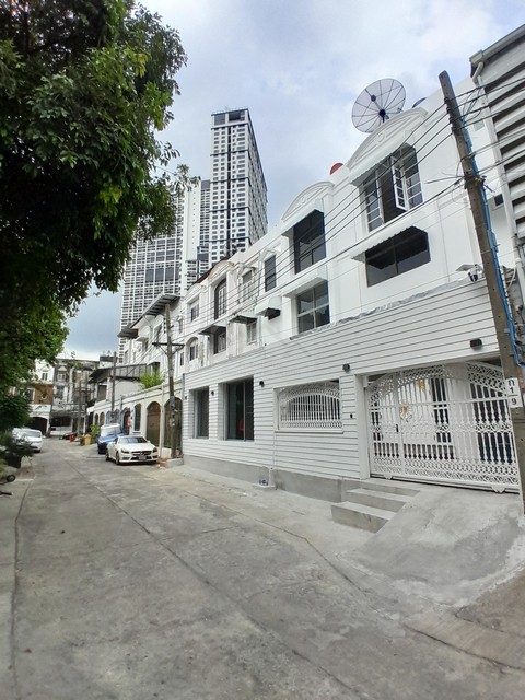 ขายทาวน์เฮ้าส์ 3 ชั้น 2 คูหา 52 ตรว. 700 ตรม. ทำเลทอง พระราม 9 ซอย 11 ** พร้อมผู้เช่า Yield 6.2% ต่อปี