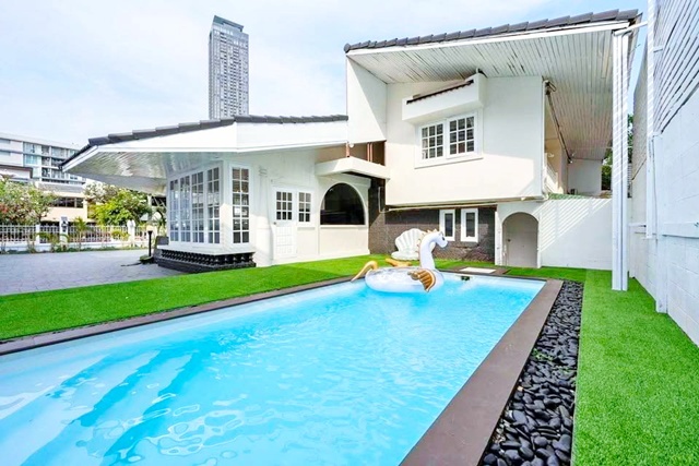 พร้อมสระว่ายน้ำส่วนตัว 137ตร.วา. BTSทองหล่อ 700ม. ให้เช่าบ้านเดี่ยวสุดหรู  2ชั้น  457ตร.ม. รร.นานาชาติเวลส์ 400 ม.  5นอน 5 น้ำ