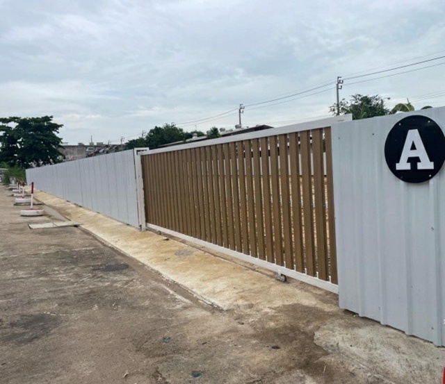 ล้อมรั้วเรียบร้อย MRT ตลาดมีนบุรี 2.7 กม.ที่ดิน ให้เช่ามีนบุรีถมแล้ว และคู้ขวา กรุงเทพฯ  ทำเลดี 2 แปลง 100 ตร.วา.200 ตร.วา.