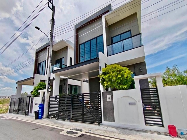 ให้เช่าบ้าน 3 ชั้น 4 ห้องนอน โครงการ Tanaphol Property บางนา กม. 10 ใกล้เมกะบางนา