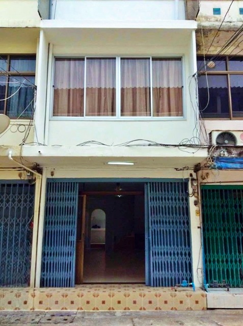 ฟู้ดแลนด์ เพชรบุรี 300 ม. ตลาดเอกมัย 500 ม. ให้เช่าตึกแถว 3 ชั้น 18 ตร.วา. 210 ตร.ม.  2 นอน 1 น้ำ อาร์ซีเอ 1.1 กม.