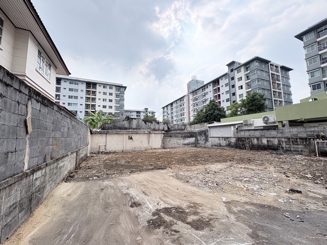 ขายที่ดิน 56 ตรว. เขตห้วยขวาง ประชาอุทิศ เหมาะสร้างบ้าน ใกล้ สนง. เขตห้วยขวาง หน้าหมู่บ้านมี 7-11 ร้านอาหารมากมาย ใกล้ รร.นานาชาติ