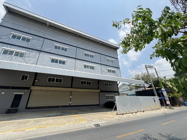 อาคารโกดังโพธิ์แก้ว 2500 sq.m.มีลิฟท์ จอดรถได้ 8-10 คัน ว่างพร้อมอยู่ **