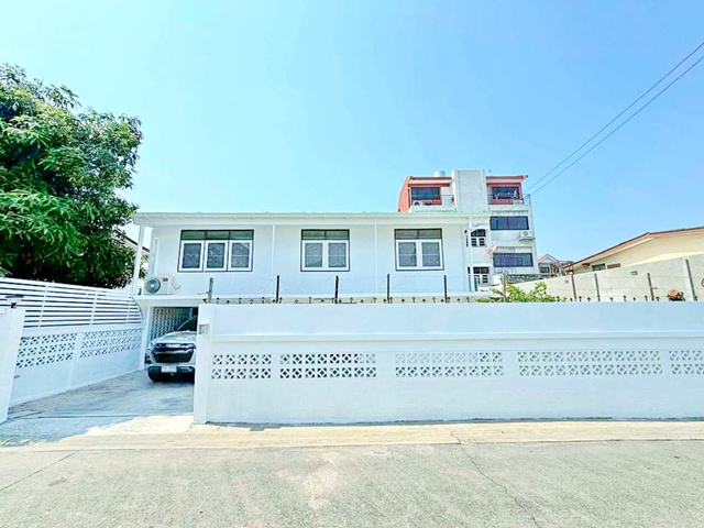 รีโนเวทใหม่บ้านเดี่ยว 2 ชั้น 3-4นอน 2 น้ำ ใกล้ BTS อุดมสุข 900 ม.ทรู ดิจิทัล พาร์ค 900 ม.  และตลาดอุดมสุข 1 กม. 62 ตร.วา. 250 ตร.ม.