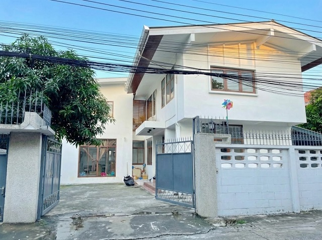 MRT บางซื่อ 2 กม.แอร์ 8 เครื่อง 6 นอน ให้เช่าบ้านเดี่ยว 2 ชั้น ใหญ่ 100 ตร.วา. 300 ตร.ม. ประชาชื่น ม.เซ็นจอห์น 2.2 กม. 7 น้ำ พร้อมเฟอร์ฯ